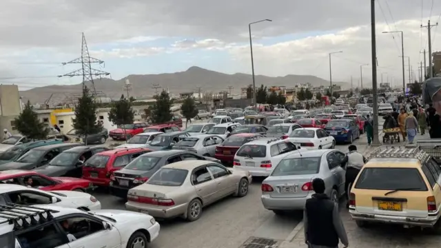 Miles de afganos esperan en las inmediaciones del aeropuerto HAmid Karzai.