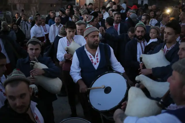 Centar varošice naglo oživljava dolaskom tupana i gajdaša uoči svitanja, oko kojih se okupljaju stotine prisutnih meštana i posetilaca.