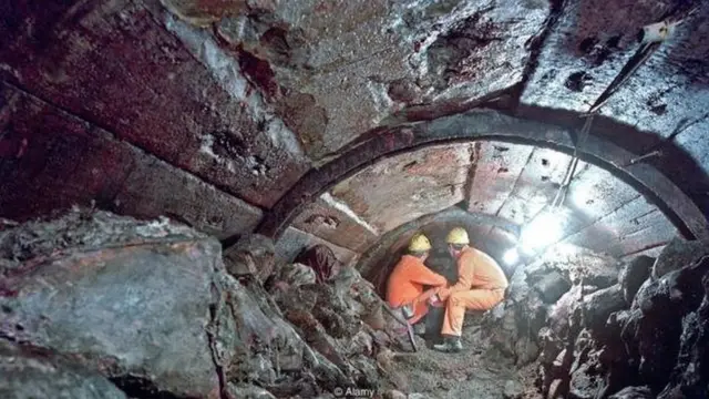 सुरंग का निर्माण कार्य