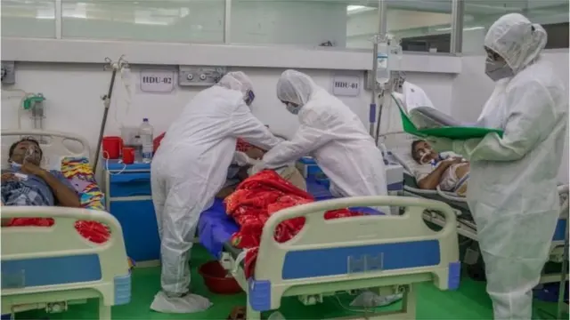 এবার হাসপাতালগুলোতে করোনাভাইরাসের গুরুতর রোগী এবং মৃত্যুর সংখ্যাও অনেক বেশি।