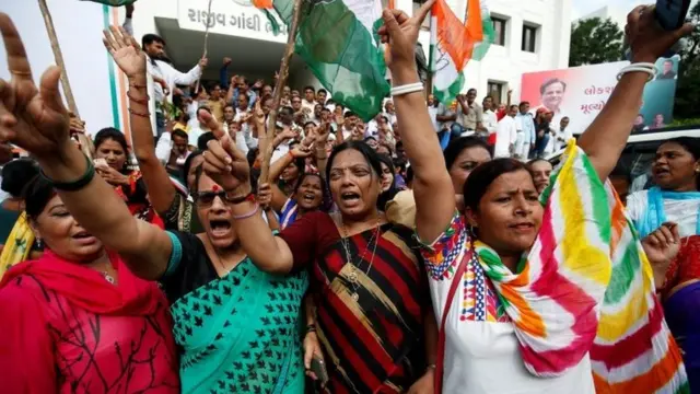 अहमद पटेल की जीत के बाद जश्न