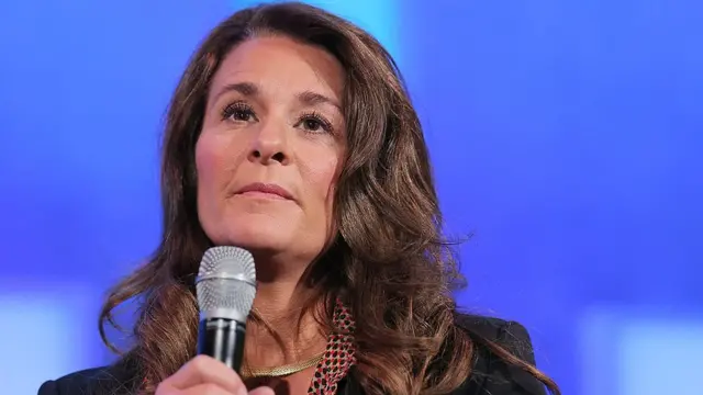 мелинда гейтс с микрофоном