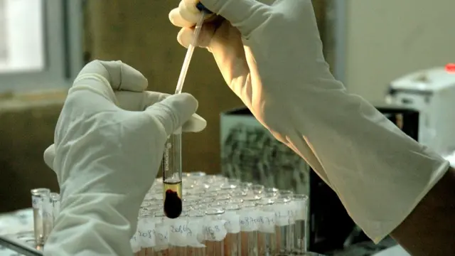 టెస్టింగ్ చేస్తున్న వ్యక్తి చేతులు