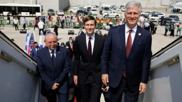 جرد کوشنر، مشاور ارشد کاخ سفید، (نفر وسط) در بین مسافران اولین پرواز تجاری از اسرائیل به امارات. به نظر می رسد منظور آیت الله خامنه ای از "آن یهودی در خانواده ترامپ" آقای کوشنر باشد