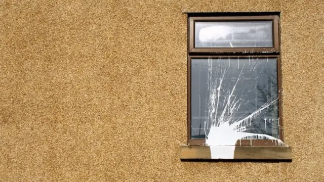 بقعة طلاء على نافذة مبنى