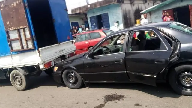 Car wey dey inside di gbege