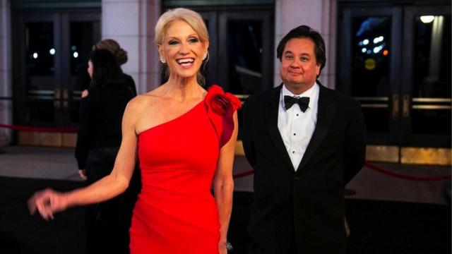 凯莉安妮·康威（Kellyanne Conway；左）与丈夫乔治·康威（George Conway；右）身穿晚礼服出席特朗普就职典礼前夜聚餐（19/1/2017）