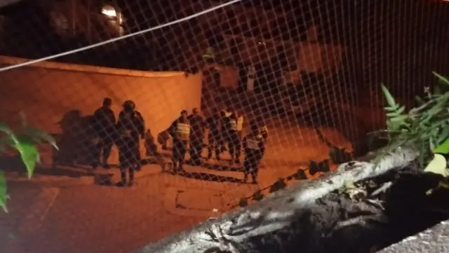 Policías en el exterior de la embajada de México en Bolivia