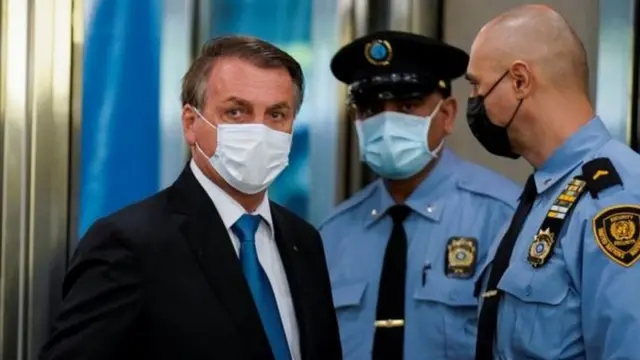 Jair Bolsonaro usa máscara a caminho da Assembleia Geral da ONU
