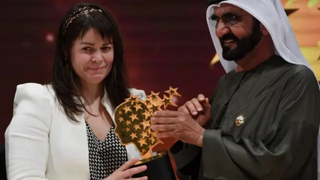 Maggie MacDonnell recibiendo el premio.