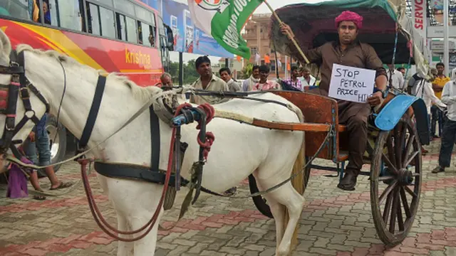 పెట్రోలు ధరల పెంపును వ్యతిరేకిస్తూ గుర్రపు బగ్గీలో తిరుగుతున్న నిరసనకారుడు