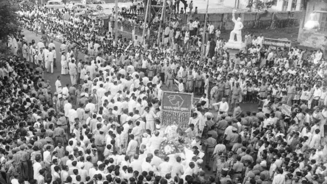 8-8-1958ની દિવસ ઊગતાં જ અમદાવાદમાં જડબેસલાક હડતાલ પડી ચૂકી હતી