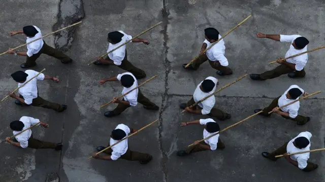 આરએસએસ પેન્ટના યુનિફોર્મમાં પરેડ
