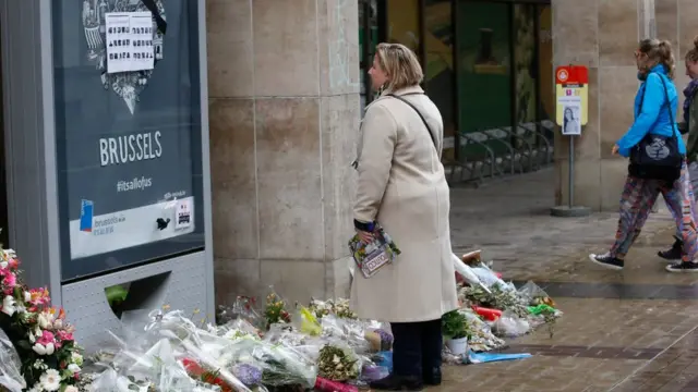 Homenagem a vítimas dos ataques na estaçãocasa de apostas paga impostometrô Maelbeek,casa de apostas paga impostoBruxelas