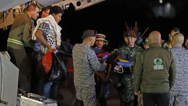 Menores encontrados en la selva de colombia son transportados en camilla al hospital