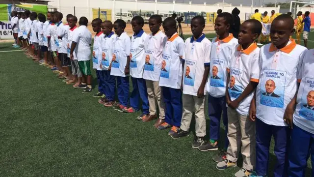 Caruur xiran funaanado lagu sawiray madaxweynaha CAF