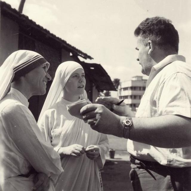 Fotos de Madre Teresa e seu trabalho junto aos pobres, acompanhada por representantes da fundação ACN