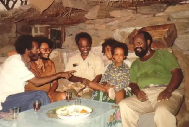 ህብረት ምስ ብጾታን ጓላን - ኣብ መወዳእታ ሰማንያታት - ኣብቲ ስእሊ ተኪኤ በየነ፡ ኡስታዝ ተኽለ፡ ጉርጃ (ሓላፊ ዊና) ይርኣዩ