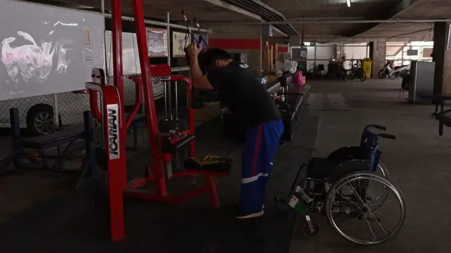 ชินภพ คำดำ นักกีฬายกน้ำหนักคนพิการระดับเยาวชน กำลังเล่นเวทเทรนนิ่งเพื่อเสริมความแข็งแกร่งให้กับร่างกาย