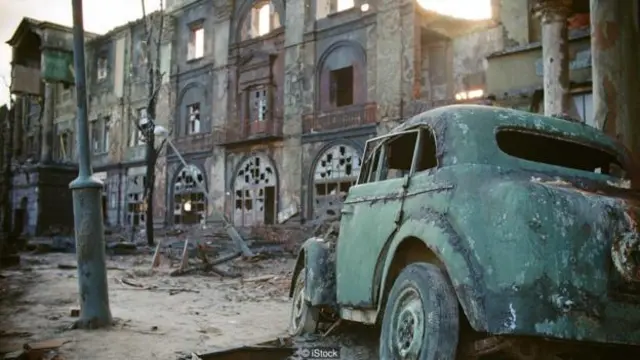 Wasu al'ummomin da ci gabansu ya bunkasa kawai gushewa suke su zama cikin kundin tarihi ba tare da wani abu ya tarwatsa su ba, illa dai kawai za a ji takaicin lamarin