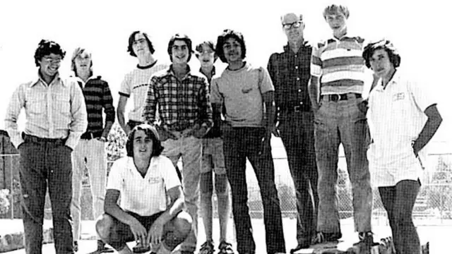 جهانشاه جاوید (اول چپ) دوران دبیرستان را در مدرسه خصوصی تاچر در جنوب کالیفرنیا گذراند