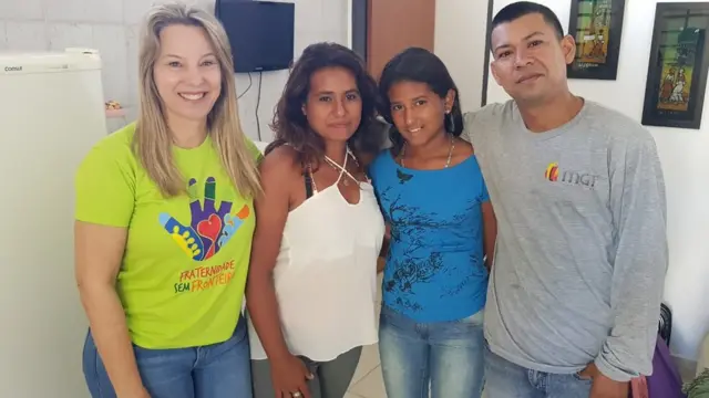 A farmacêutica Ana Lúcia Guimarães (à esq.) o casalsite de aposta que ganha bonus no cadastrovenezuelanos Yovantza e Luis, esite de aposta que ganha bonus no cadastrofilha