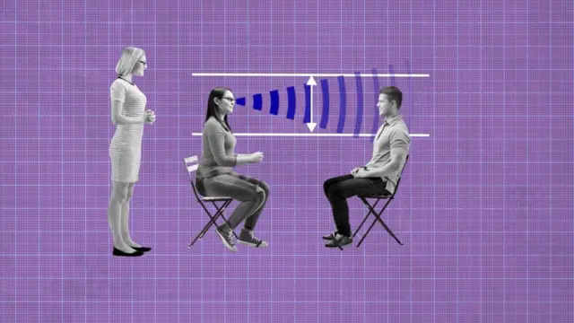 Mulher conversando com homem sendo obervada por outra mulher