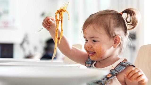 Criança comendo