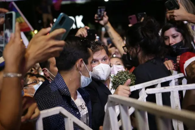 Gabriel Boric presidente electo de Chile entre la multitud el 19 de diciembre de 2021