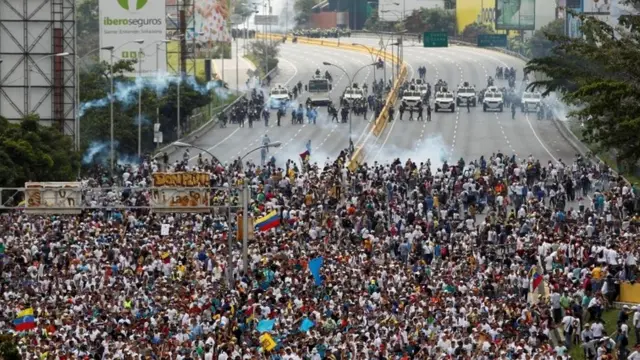 Policías antimotines bloquean el avance de una marcha opositora
