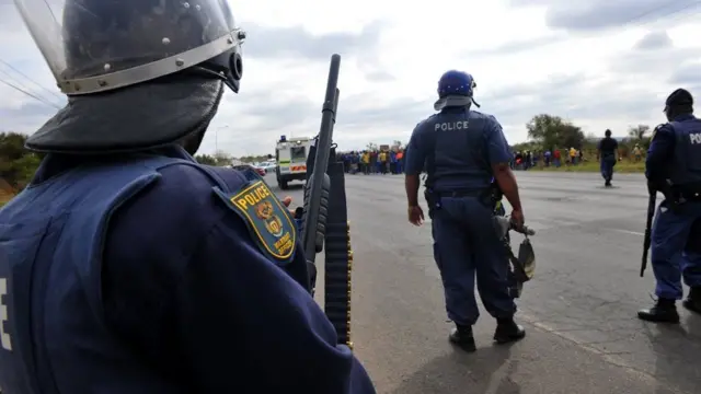 Inkozizikibi zatwaye inkoho 10 n'imodoka y'igipolisi