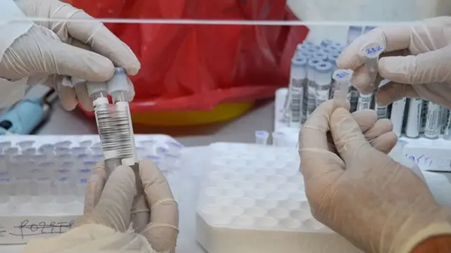 Mersin'de koronavirüs testi yapılan bir laboratuvar