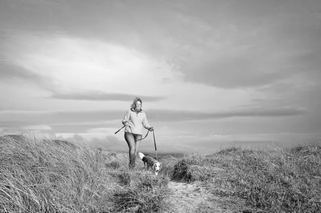 Mujer paseando un perro