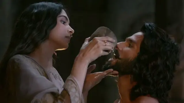 'પદ્માવત'ના એક દૃશ્યમાં દીપિકા પાદુકોણ અને શાહિદ કપૂર