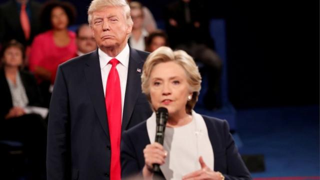 Donald Trump e Hillary Clinton participando de um debate presidencial em 2016