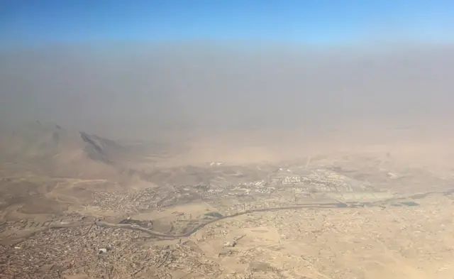Вид на Афганистан из окна самолета