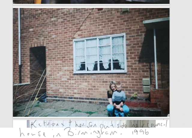 Katriona O'Sullivan junto a su hijo en 1996.