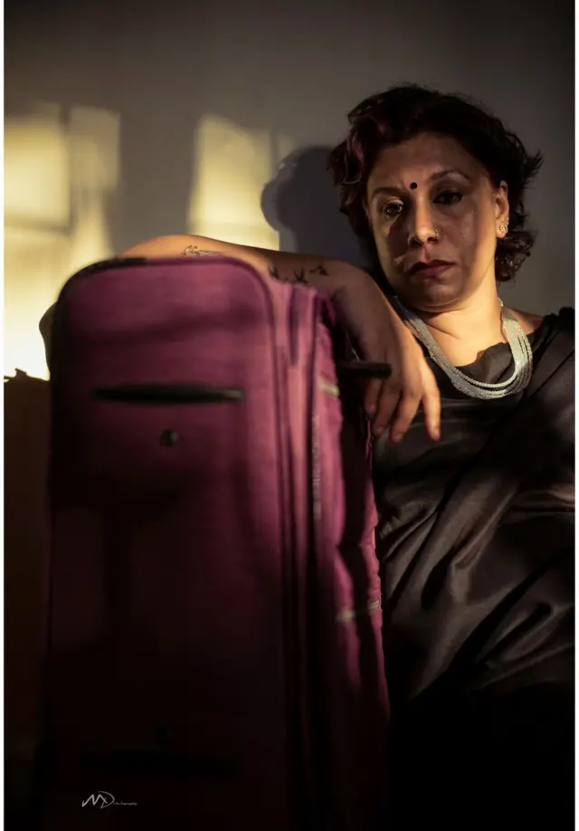 အနက်ရောင် အနုအရင့် ၁၈ မျိုး၊ အိန္ဒိယ၊ အမျိုးသမီး