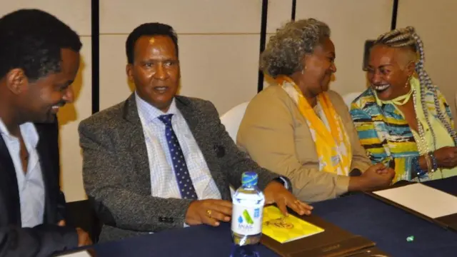 ጋዜጠኛ ሚሚ ስብሃቱ ከጋዜጠና መዓዛ ብሩ ጋር በስተግራ አቶ አማረ አረጋዊ ይታያሉ