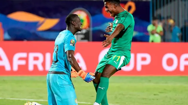 Umunyezamu Alfred Gomis na rutahizamu Keita Baldé bishimira intsinzi kuri Tunisia