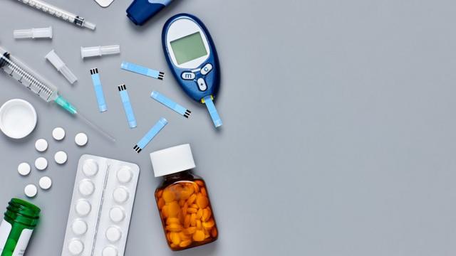 Objetos que remetem ao cuidado da diabetes, como pílulas, injeções e medidormega sena como jogarglicose