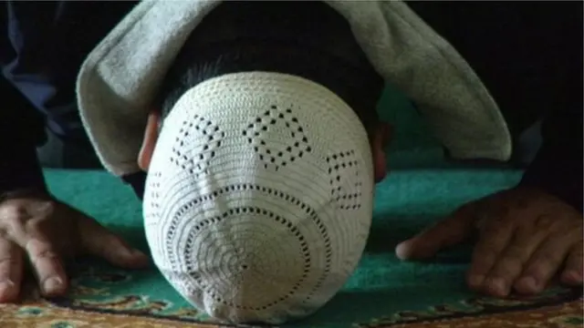 नमाज पढ़ता एक शख़्स