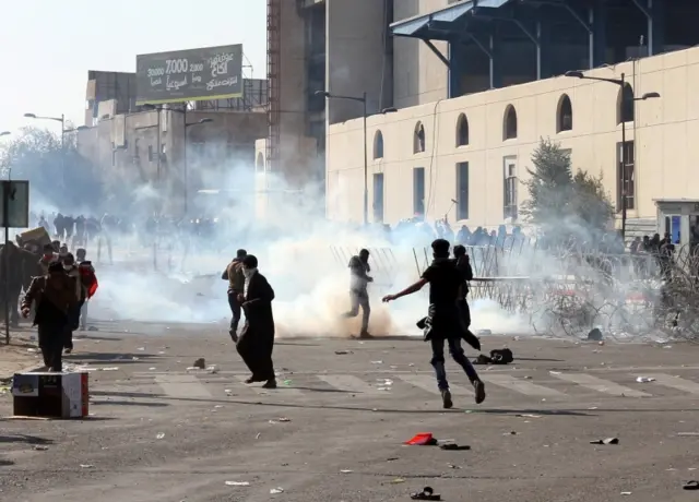 متظاهرون في بغداد