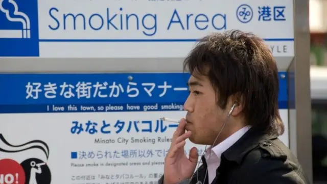 لا يمتثل الكثير من اليابانيين لبعض القوانين رغم أنها تنص على عقوبات بحق مخالفي أحكامها، مثل الأحكام التي تحدد السن القانونية لشرب الخمر وتدخين السجائر