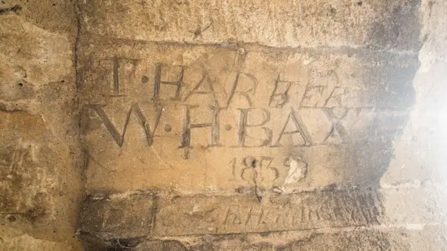 Графіті у затопленій кімнаті