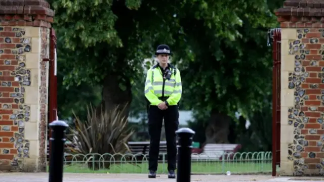 Полиция на входе в парк