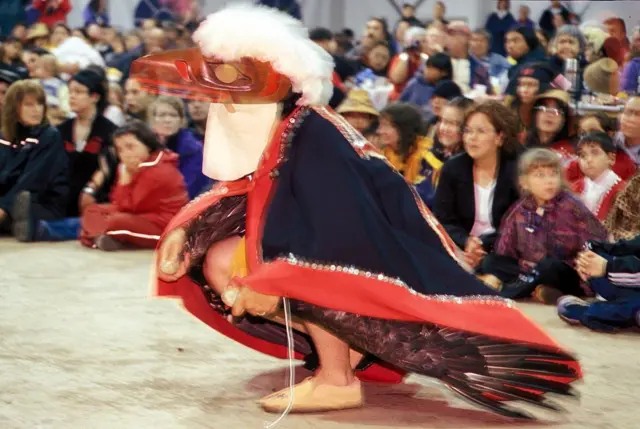 خلال مهرجان الغراب المقنع لشعب الهايدا في كندا