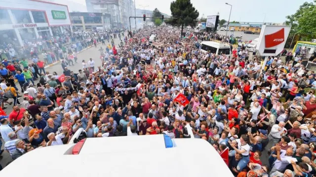 İmamoğlu'nu Giresun'a doğru giderken yolda çok sayıda Karadenizli karşıladı