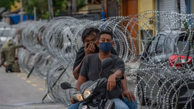 ஆணையை மீறுபவர்களை அடைக்க 11 தற்காலிக சிறைகள்