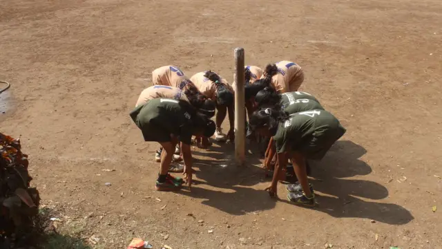 साखरवाडी विद्यालयाच्या प्रांगणात सराव करताना